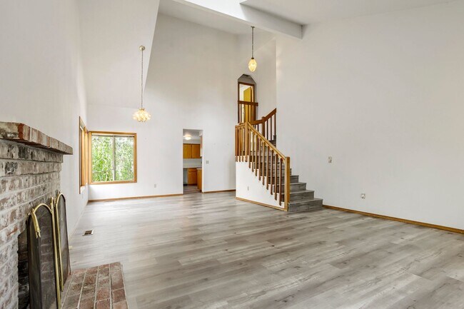 Foto del edificio - 3BR/2.5BA Two-Story Home in Bethany/NW Portland — Expansive Backyard Deck, Fully Fenced Yard & 2-...