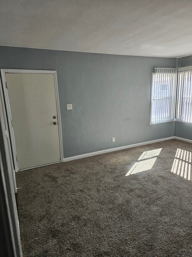 Living Room - 4430 N Lakewood Blvd