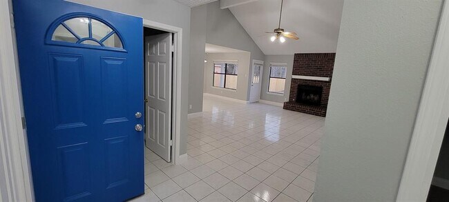 Building Photo - 16207 Parkway Dr