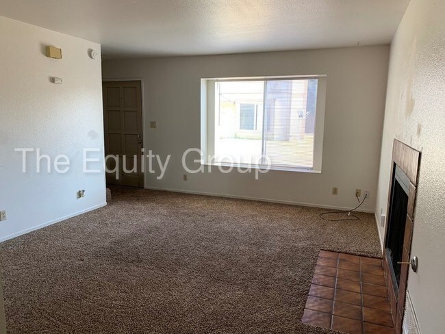 Building Photo - Two story Town Home available in Tulare!