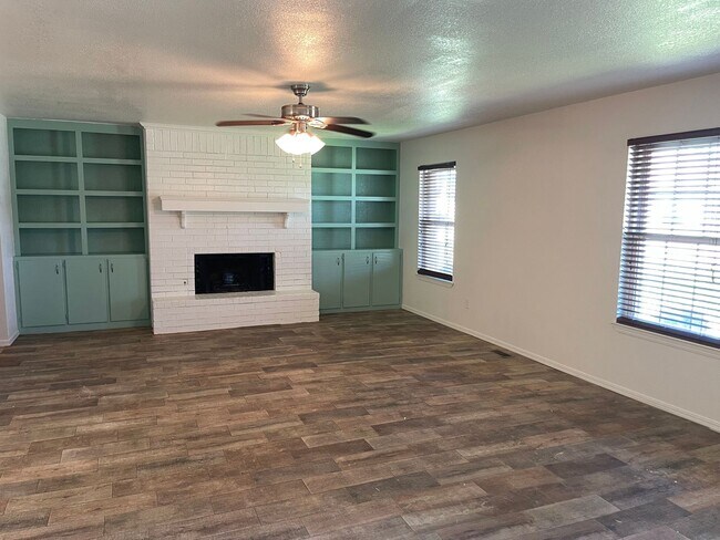Building Photo - 3 bed 2 bath with covered patio, wood cera...