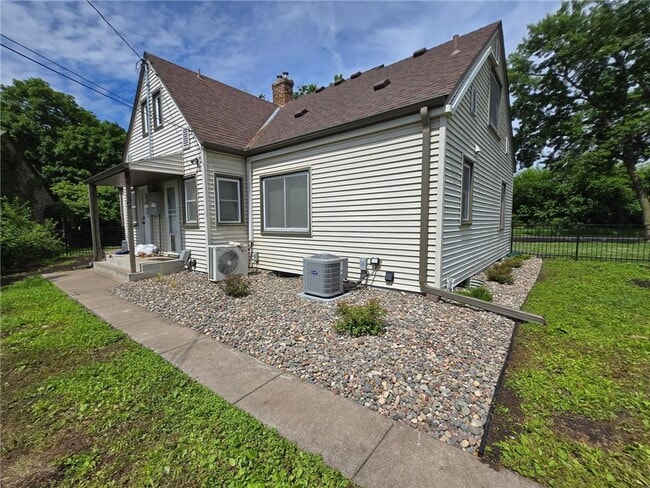 Foto del edificio - 3858 Wooddale Ave S