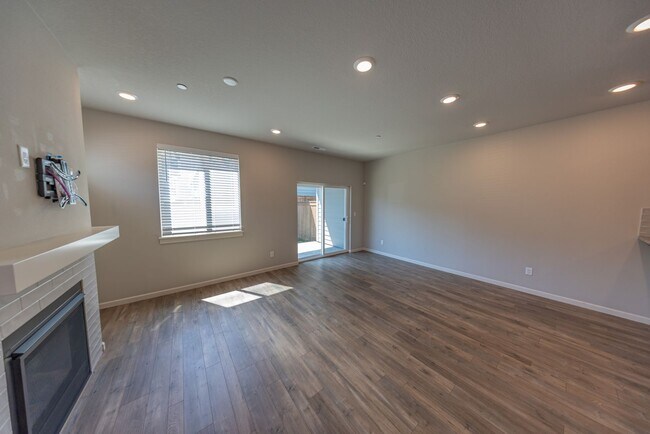 Building Photo - Three bedroom townhouse in gated community...