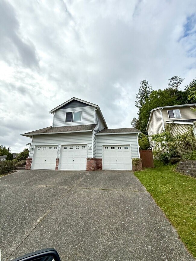 Foto del edificio - 5 Bedroom home in East Bremerton.