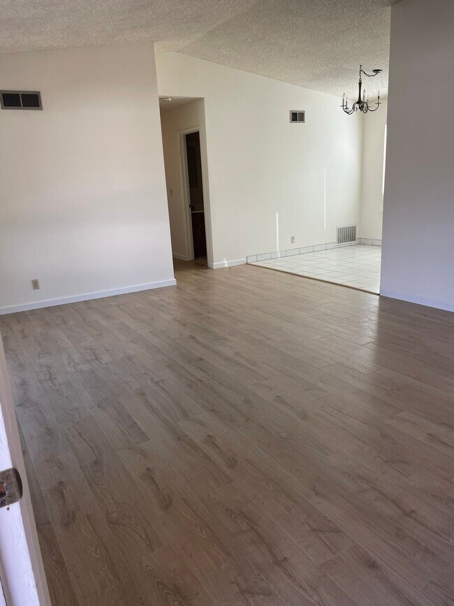 Building Photo - 1679 Canary Dr