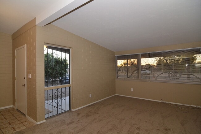 Building Photo - Charming 2 Bedroom 1 Bath Home! South Tucs...