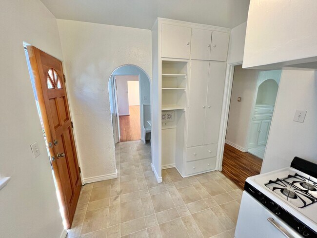 Foto del edificio - Charming Belmont Shore 2BD/1BA in Spanish-Style Duplex | Garage Included