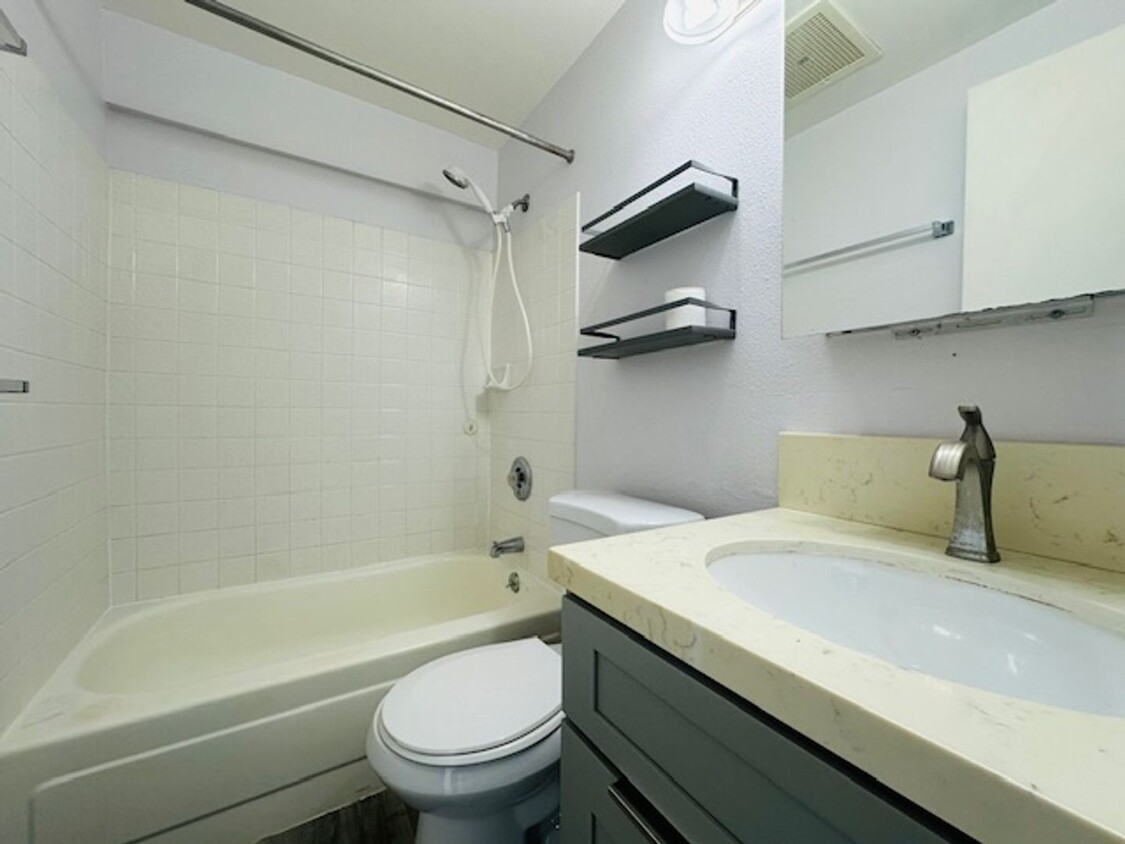 Foto del edificio - 1 Bedroom, 1 Bathroom with 1 Covered Parki...