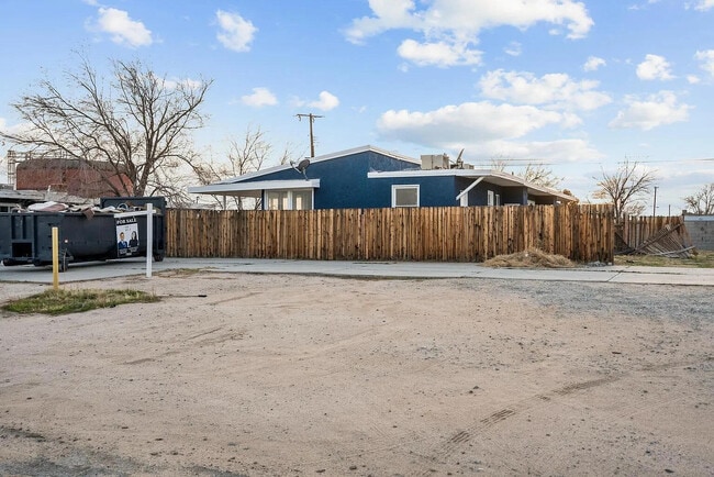 Building Photo - 13057 Davenport St