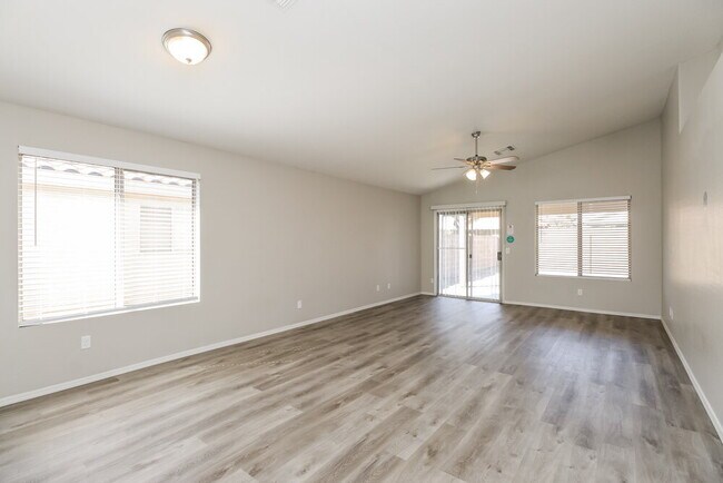 Foto del edificio - 10944 E Delta Ave