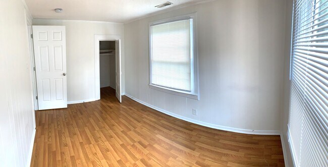 Building Photo - Duplex available in the Heart of Nashville...