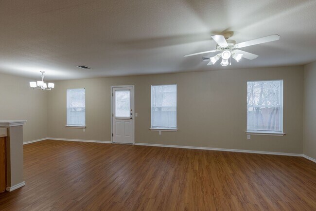 Foto del edificio - Charming 3BR/2.5BA Home with Spacious Back...