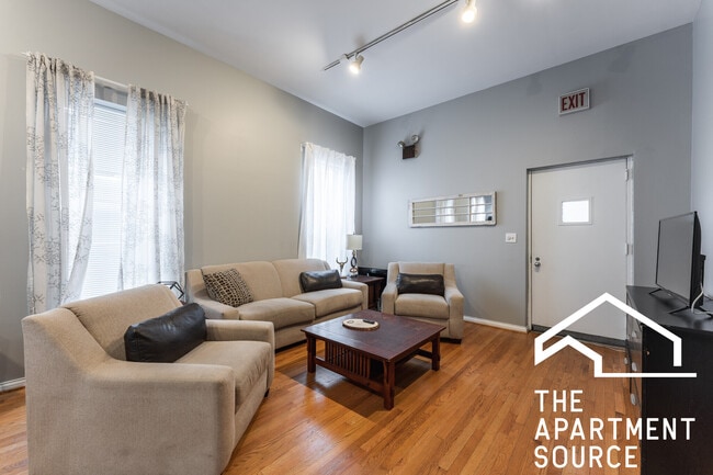 1R - 646 N Damen Ave