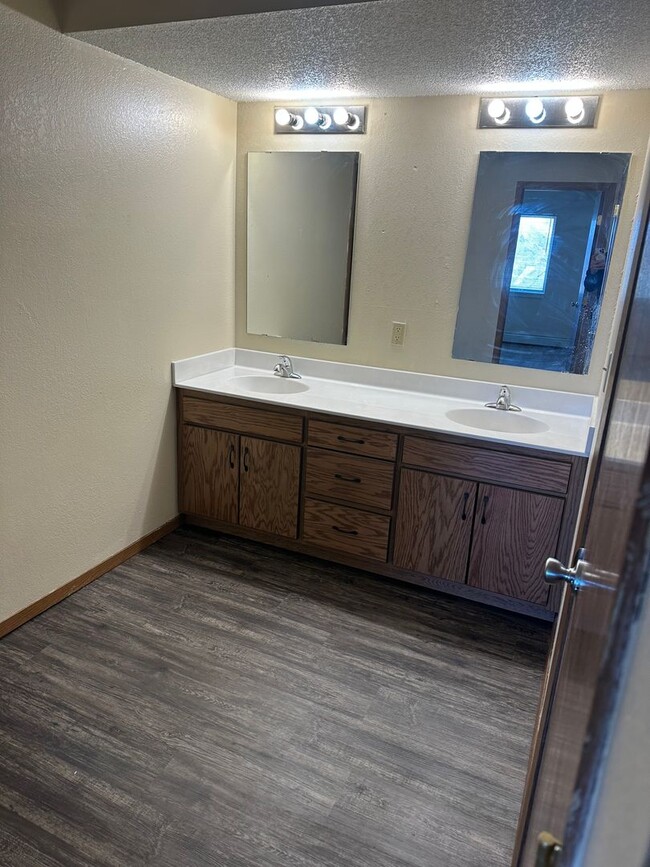 Foto del edificio - Newly Remodeled 4 Bedroom