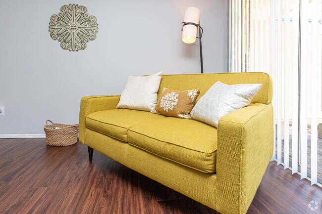 2BR, 1BA - 950 SF - Living Room - Lexington Square