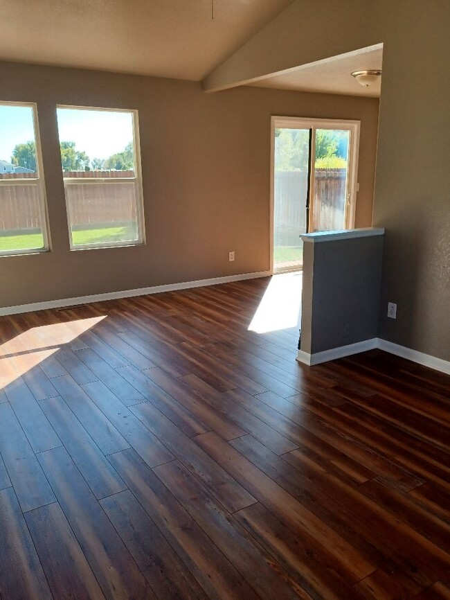 Foto del edificio - 3200 Rock Point Ct