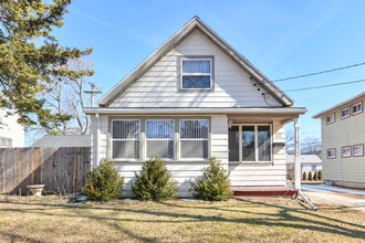 Building Photo - 422 S 89th St