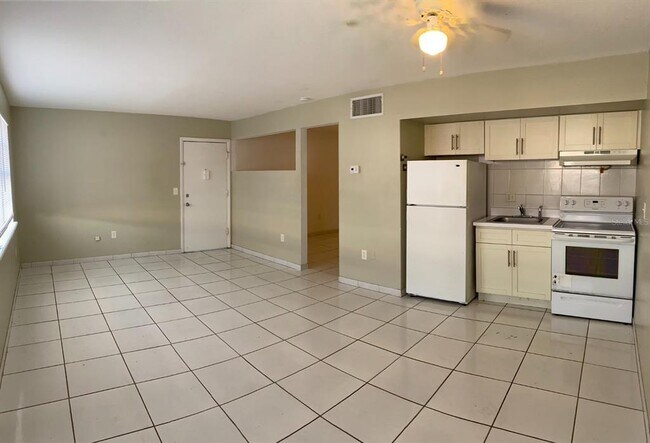 Foto del edificio - 5317 Curry Ford Rd