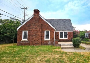 Building Photo - 1136 N Villa Ave