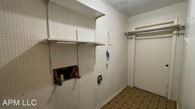 Building Photo - 3 br, 1 bath House - 108 Dillingham