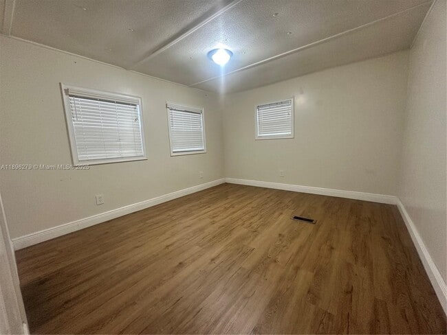 Foto del edificio - 3082 Hibiscus Cir