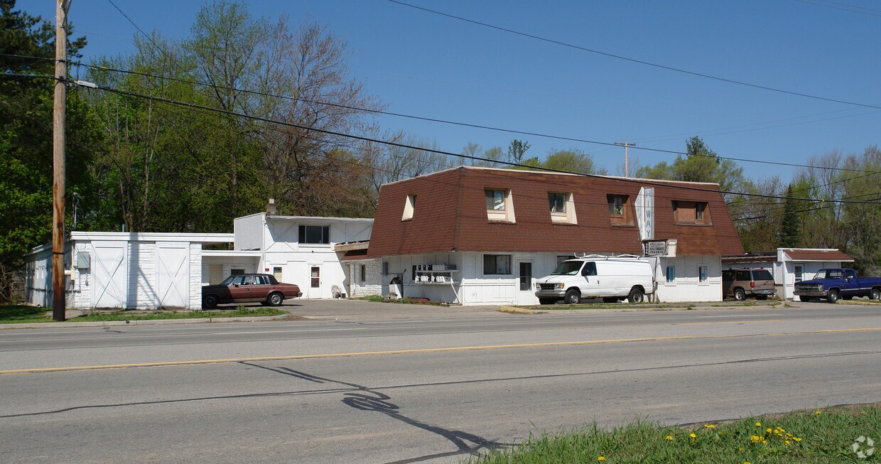 Building Photo - Hiway Apartments