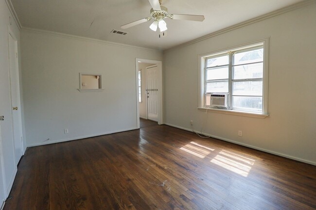 Building Photo - 1 Bedroom Duplex Available Immediately!