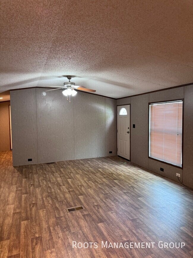 Building Photo - Home available for lease