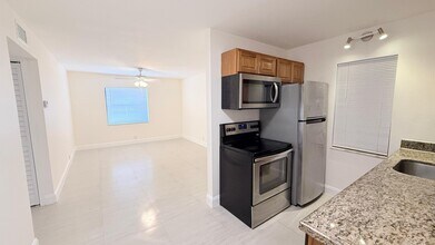 Building Photo - 607 NE 29th Dr
