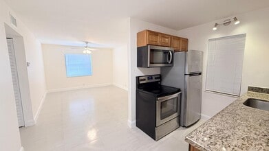 Building Photo - 607 NE 29th Dr