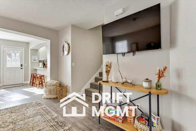Building Photo - 184 E Rideout Hall Ln