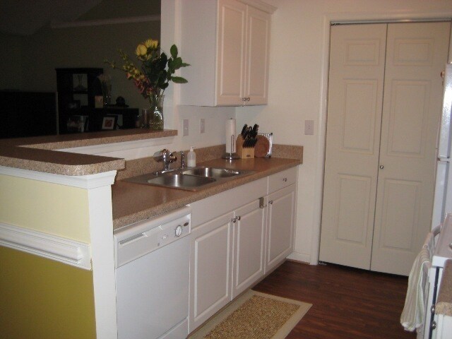 Foto del edificio - IMMACULATE END UNIT T.HOUSE STYLE CONDO