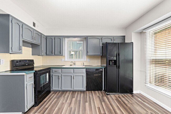 Building Photo - Spacious Overland Park 4 Bedroom Home - Av...