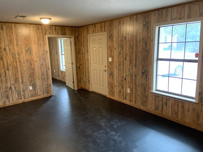 Building Photo - 614 N 13th Ave