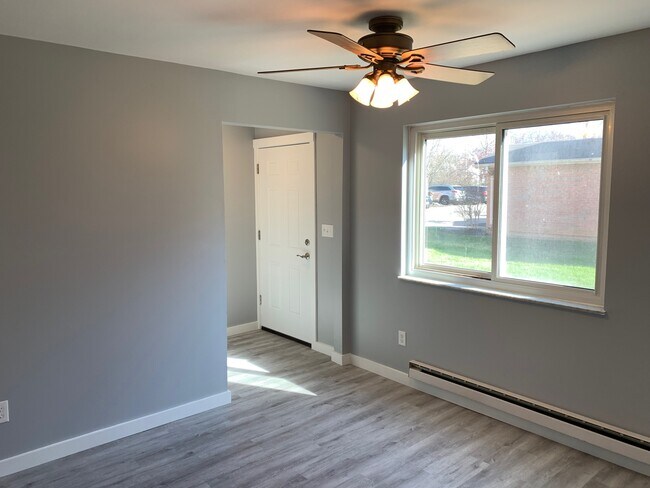 dining area to outside door - 5350 Camelot Dr