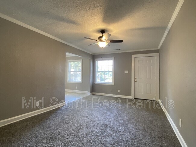 Building Photo - 2327 Longstreet Dr