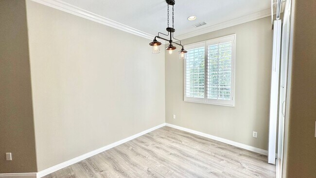 Foto del edificio - Beautiful, Newer, Townhome with Attached 2...