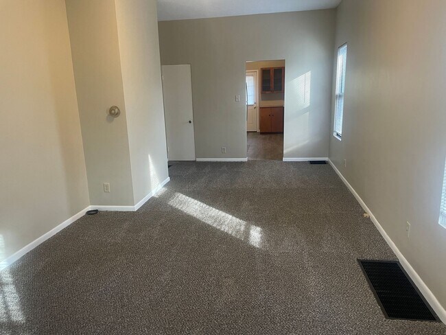 Building Photo - 2 Bedroom Ranch