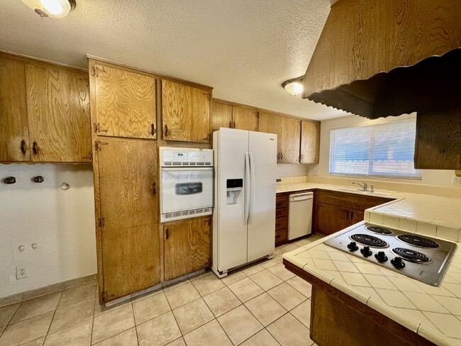 Building Photo - Charming 4-bdrm, 2 ba home centrally locat...