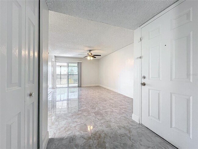 Foto del edificio - 802 Sky Lake Cir