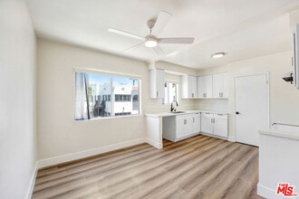 Building Photo - 8208 Romaine St