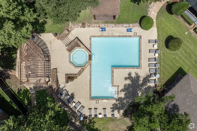 Sparkling Swimming Pool with Hot Tub - Summer Gate
