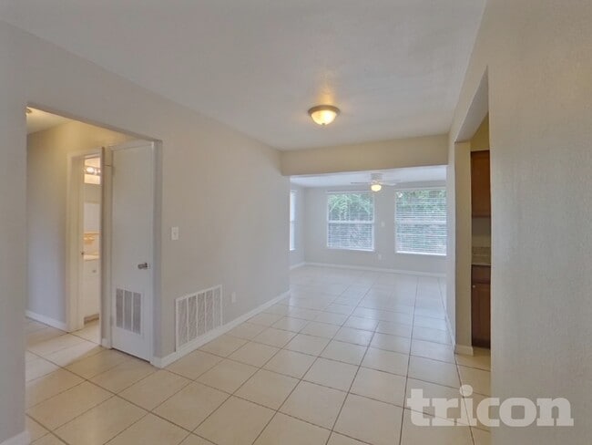 Building Photo - 2529 Brentwood Dr