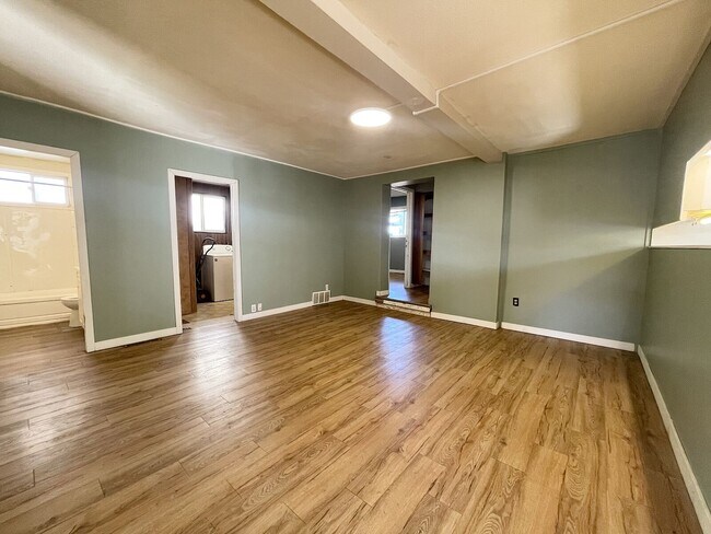 Photo du bâtiment - 4324-R250014324 Bowness Rd NW