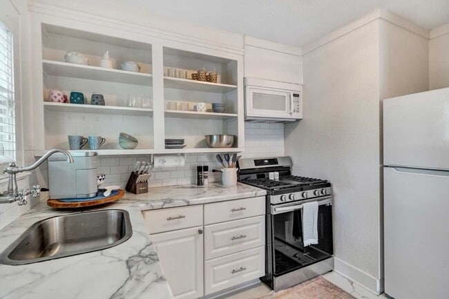 Building Photo - Newly Renovated Spacious Garage Apartment
