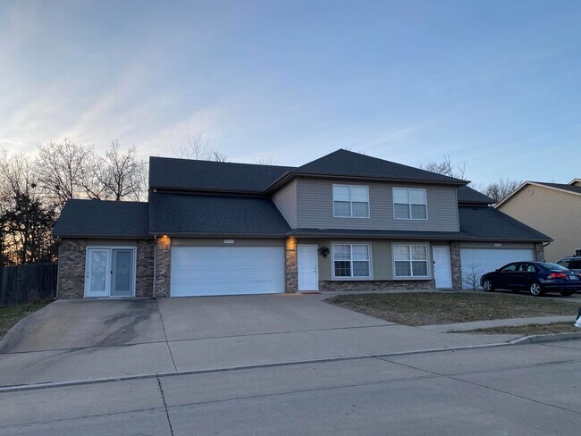 Building Photo - 2301 Shamrock Dr