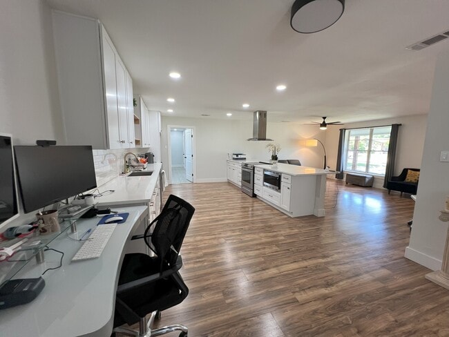 Foto del edificio - 1702 Bristol Ct N