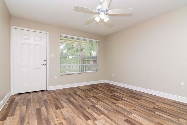 Foto del edificio - 2nd Floor - Recently Upgraded and Remodeled -1 Bedroom 1 Bath for Lease in Brandon, FL