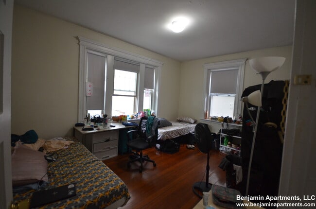 Building Photo - 1688 Beacon St
