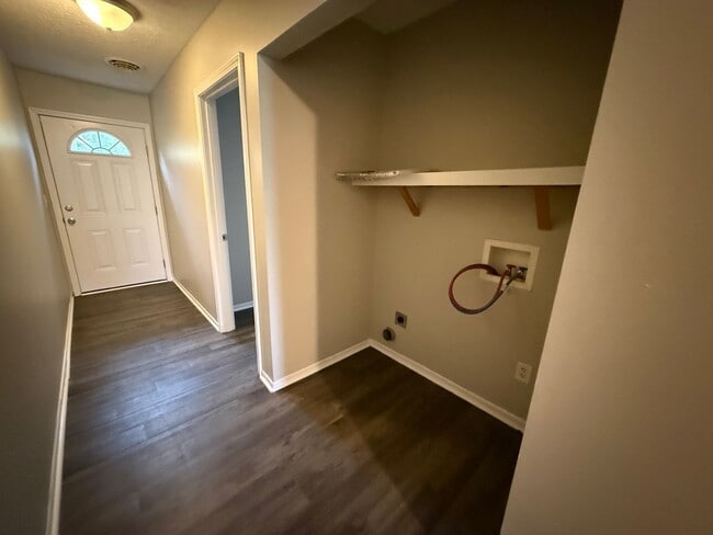 Building Photo - Cozy 2 Bedroom Garden Apartment
